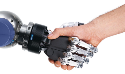Ein Mensch und ein Roboterarm reichen sich die Hand – Symbol für Zusammenarbeit zwischen Mensch und Maschine